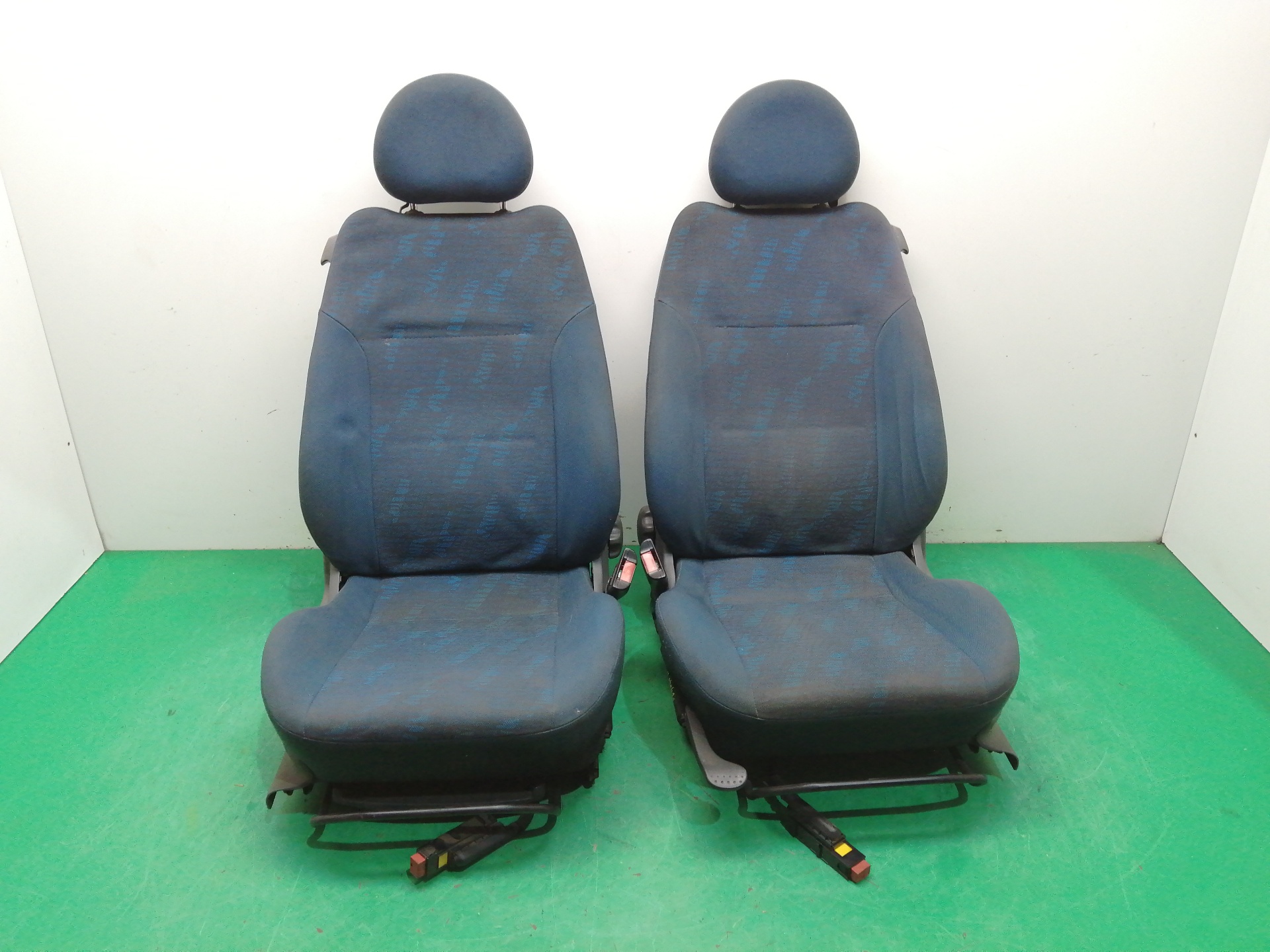# ASIENTOS DELANTEROS AUTO PAREJA
