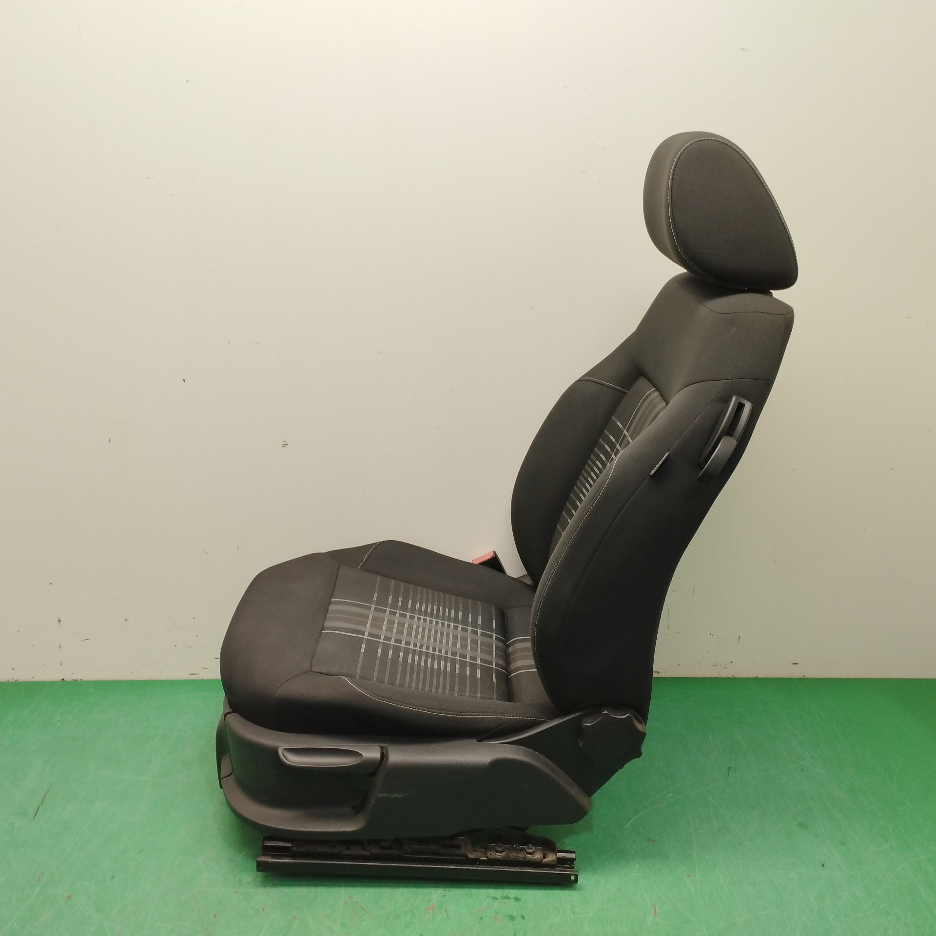 ASIENTO DELANTERO IZQUIERDO