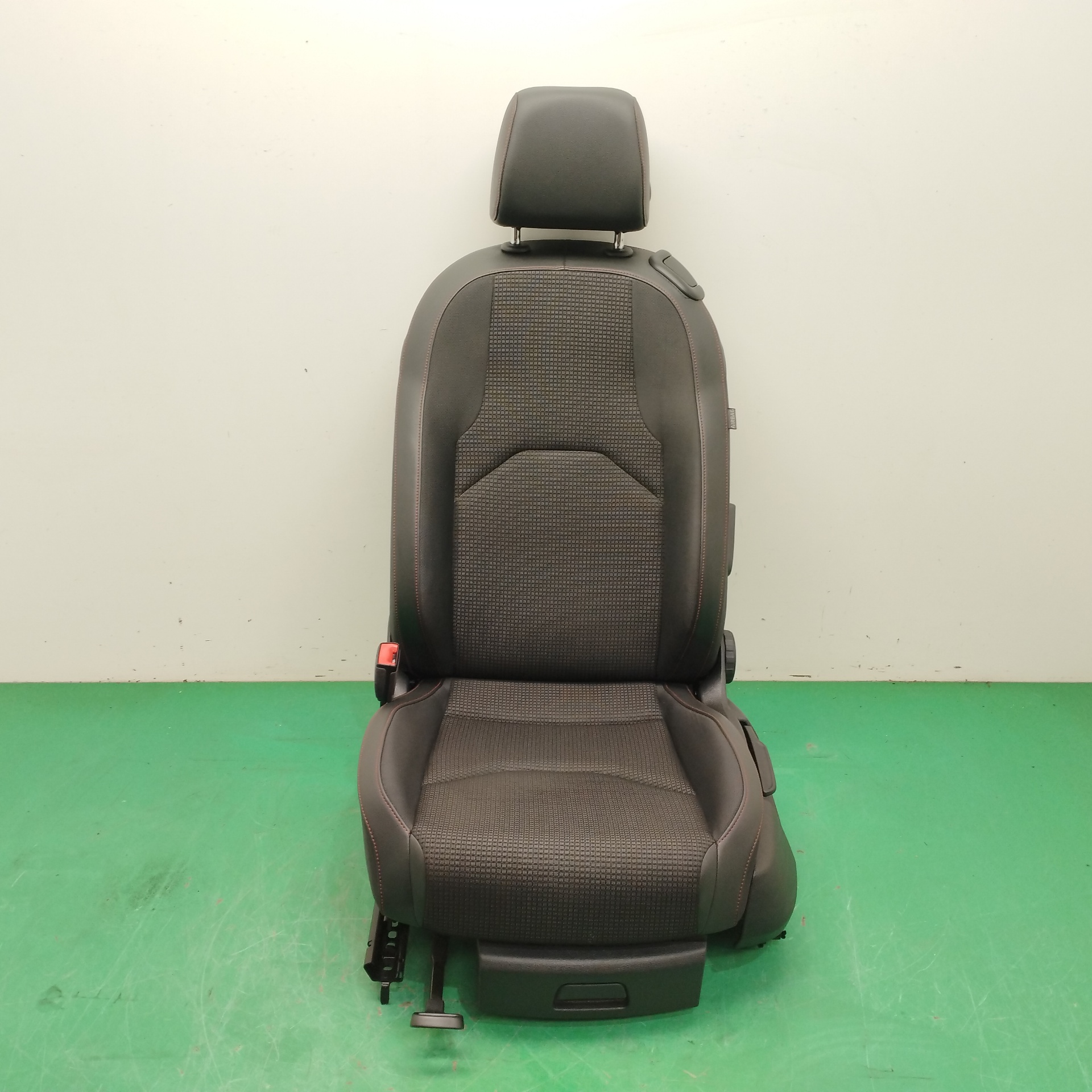 ASIENTO DELANTERO IZQUIERDO