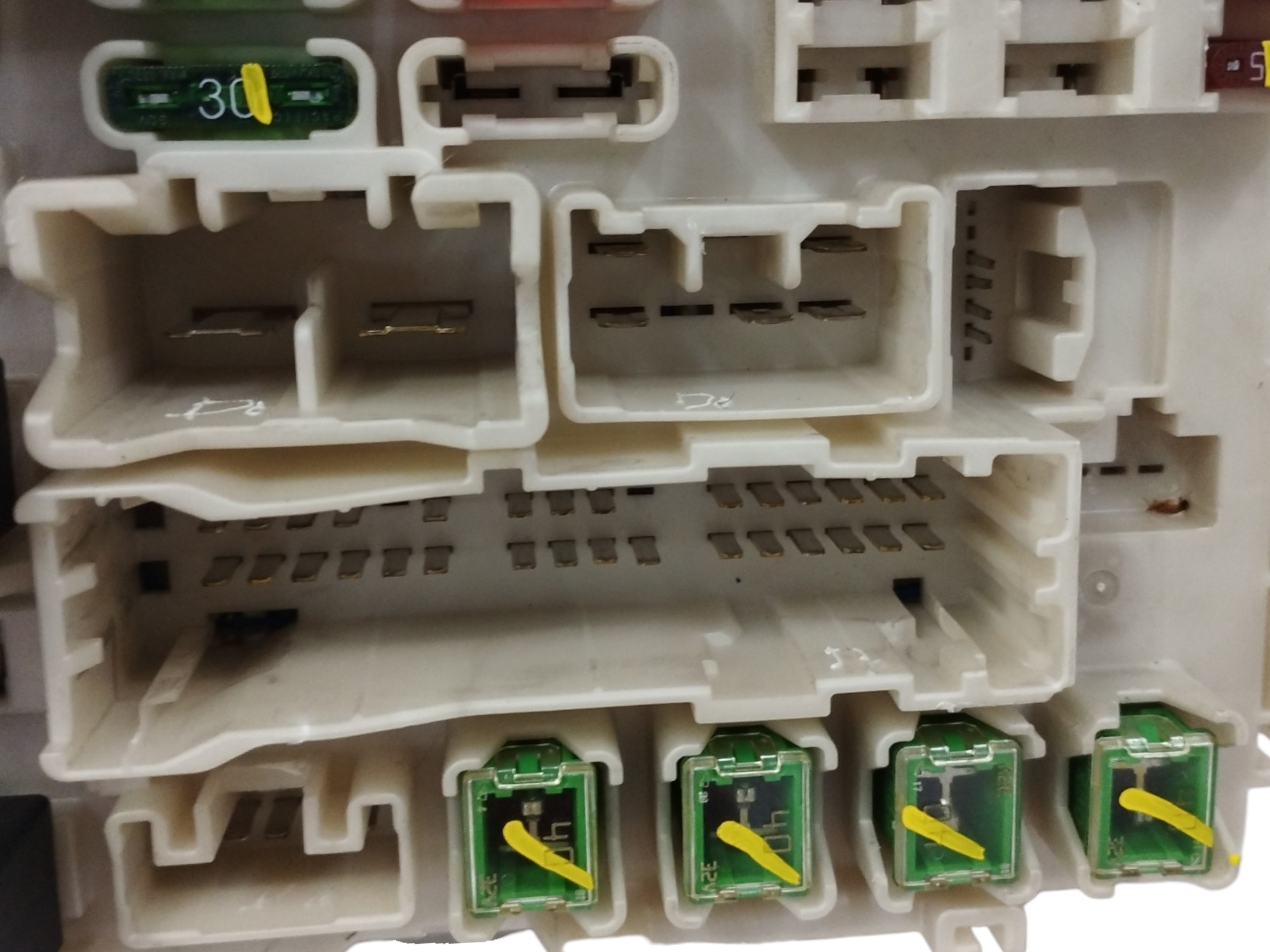 CAJA RELES / FUSIBLES