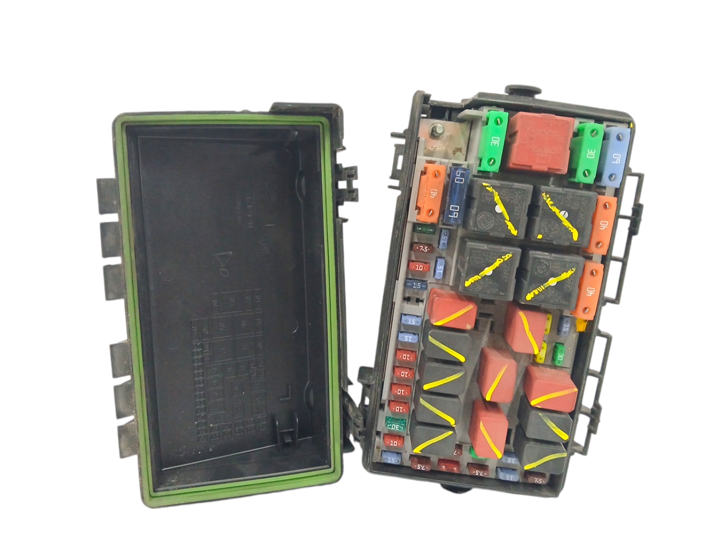 CAJA RELES / FUSIBLES