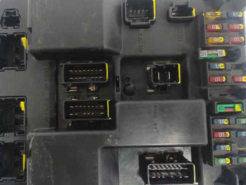 CAJA RELES / FUSIBLES