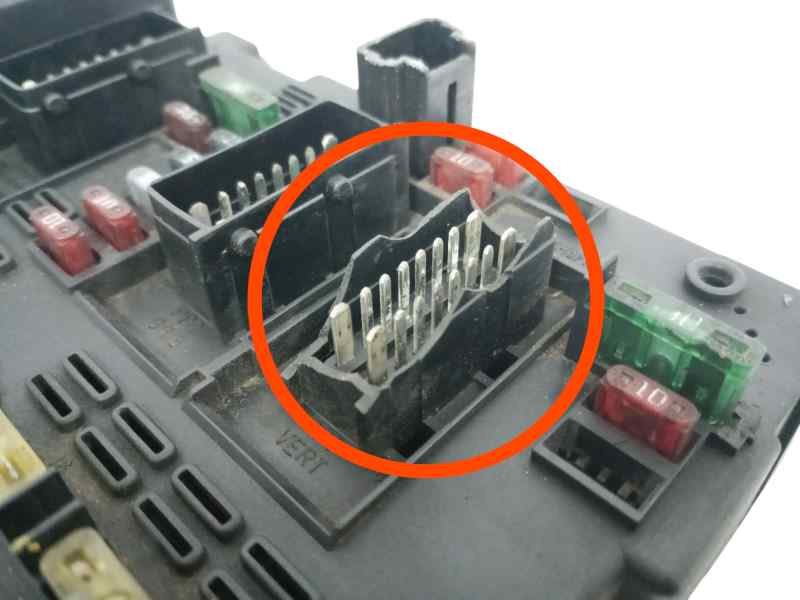 CAJA RELES / FUSIBLES