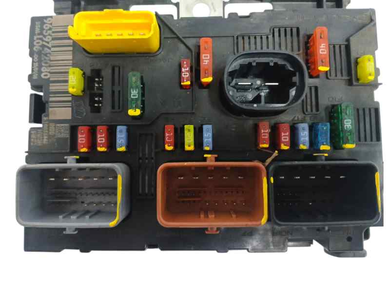 CAJA RELES / FUSIBLES