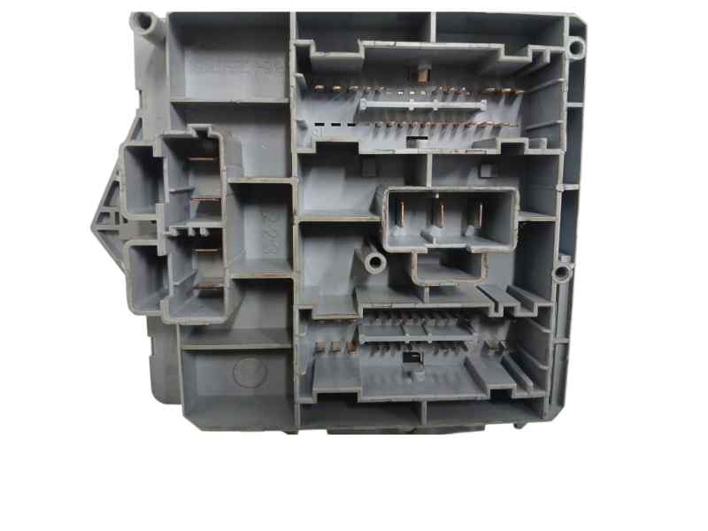 CAJA RELES / FUSIBLES