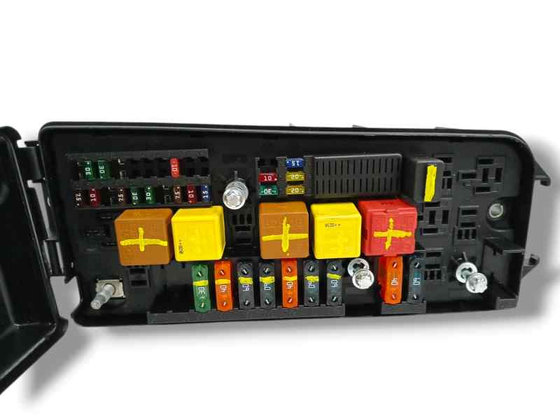 CAJA RELES / FUSIBLES