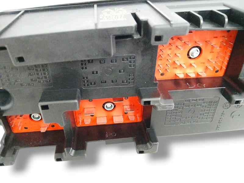 CAJA RELES / FUSIBLES