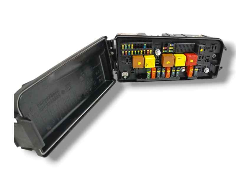 CAJA RELES / FUSIBLES