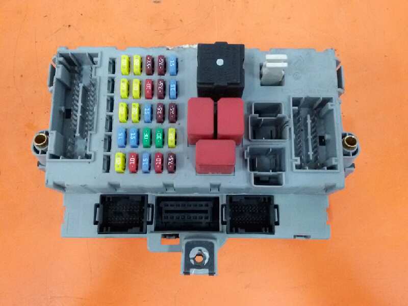 CAJA RELES / FUSIBLES