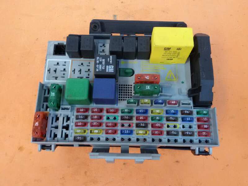 CAJA RELES / FUSIBLES