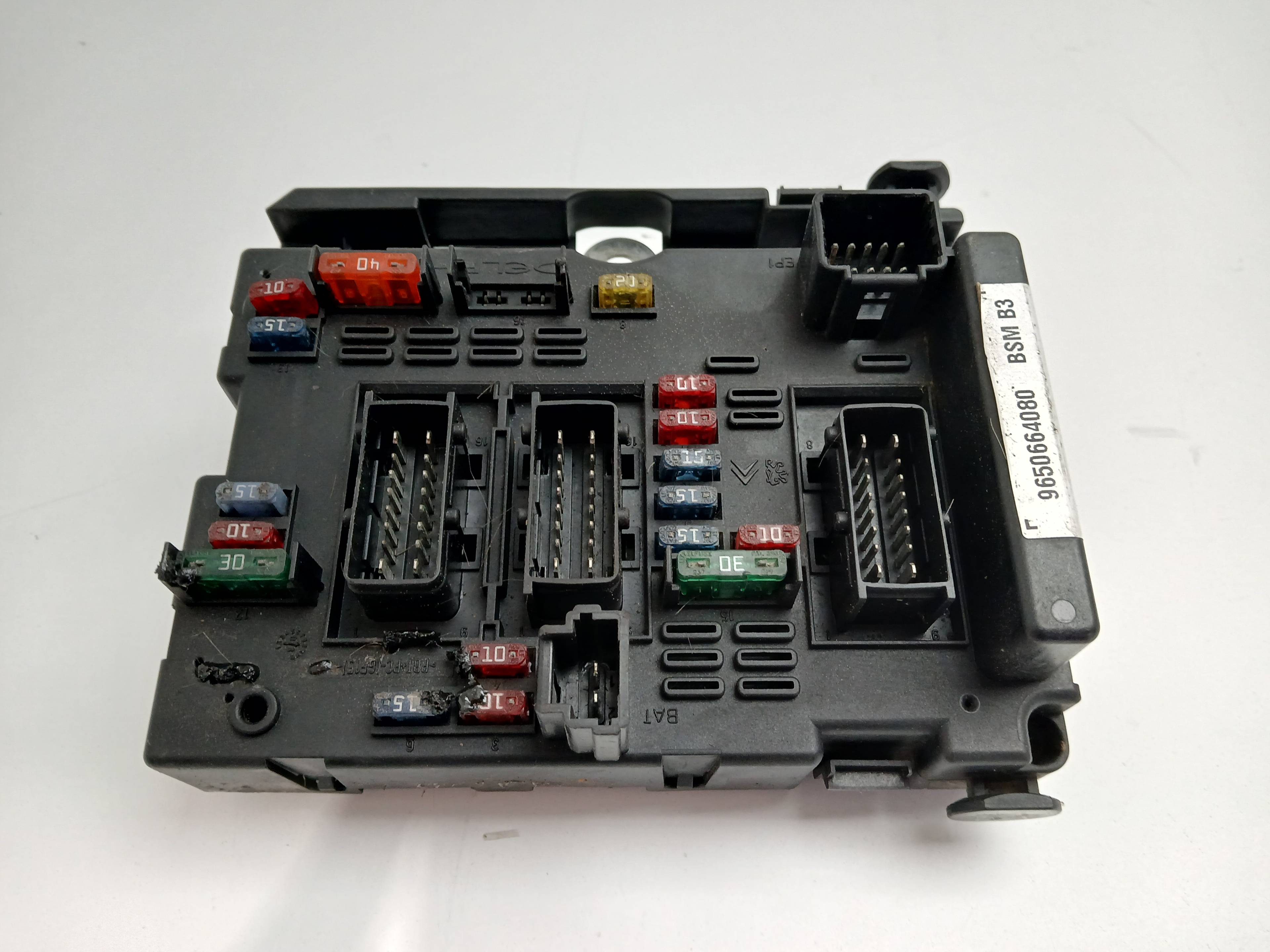 CAJA RELES / FUSIBLES