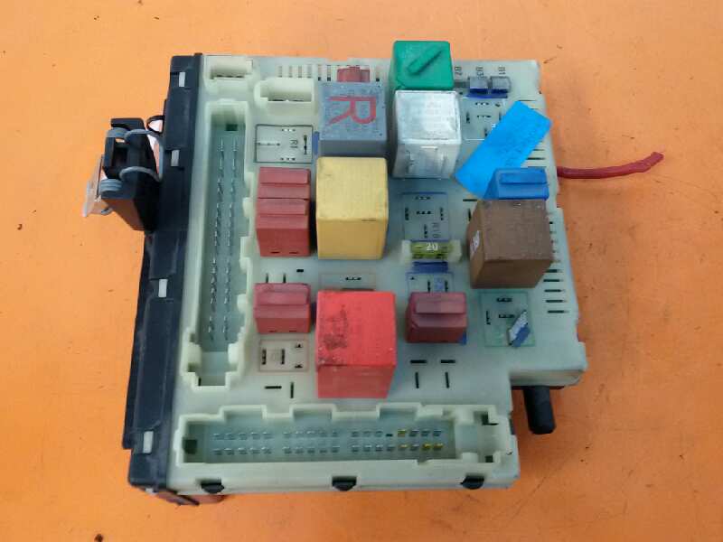 CAJA RELES / FUSIBLES