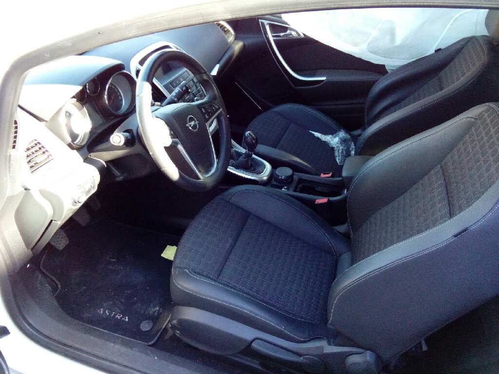 OPEL ASTRA J GTC 2011