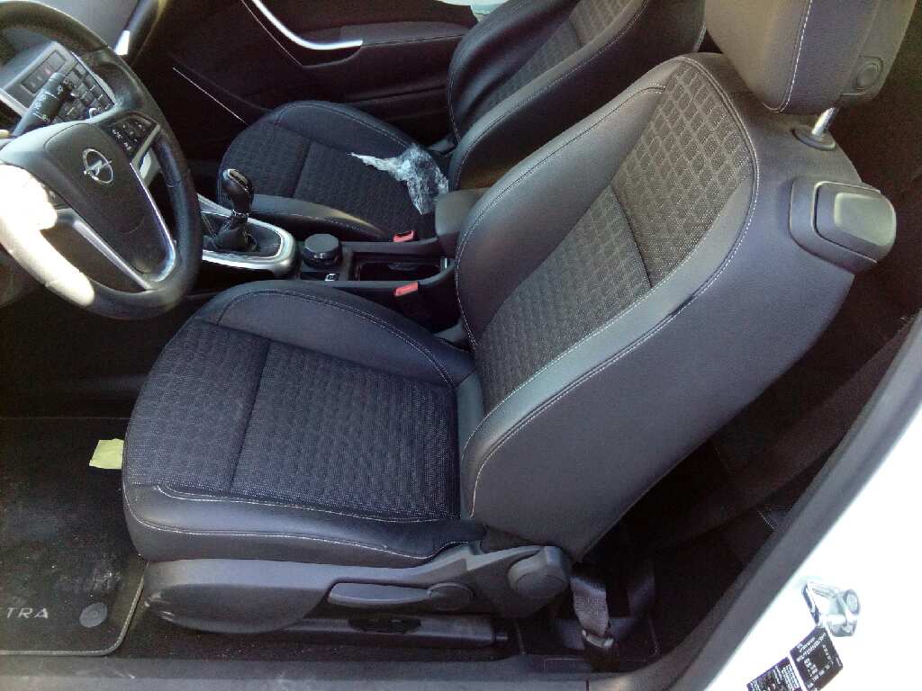 OPEL ASTRA J GTC 2011