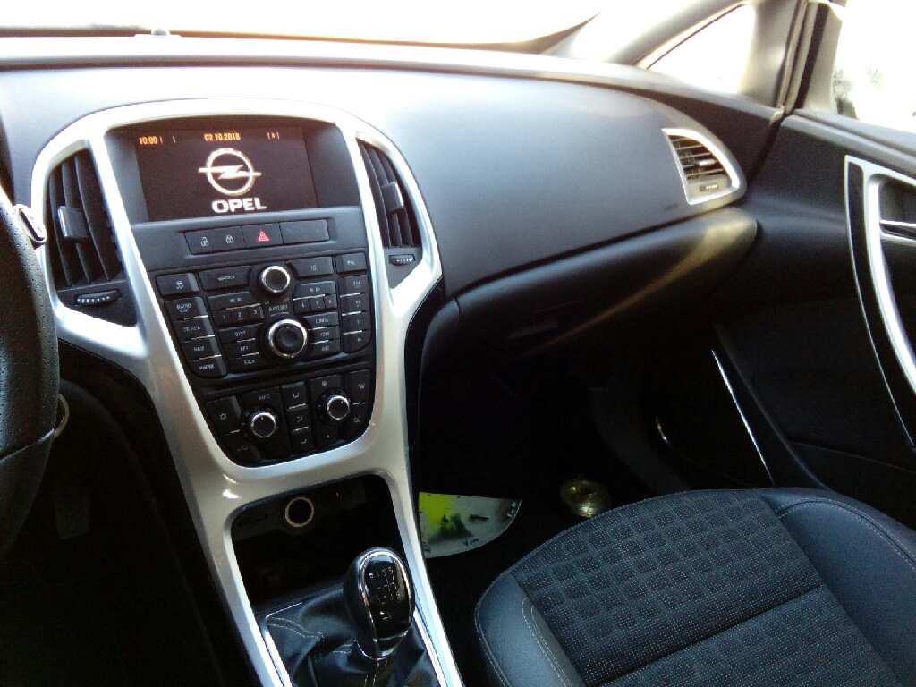 OPEL ASTRA J GTC 2011