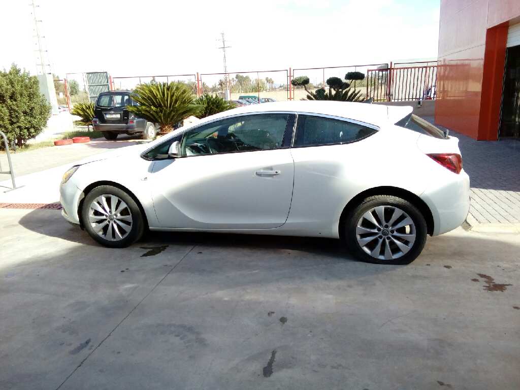OPEL ASTRA J GTC 2011