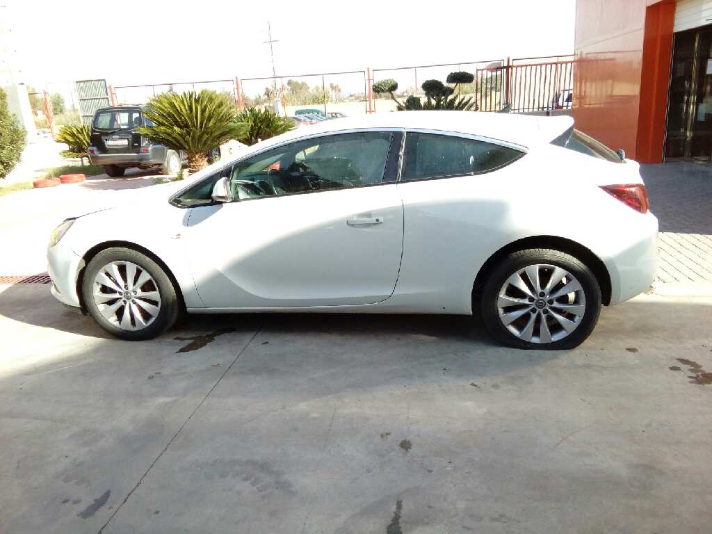 OPEL ASTRA J GTC 2011