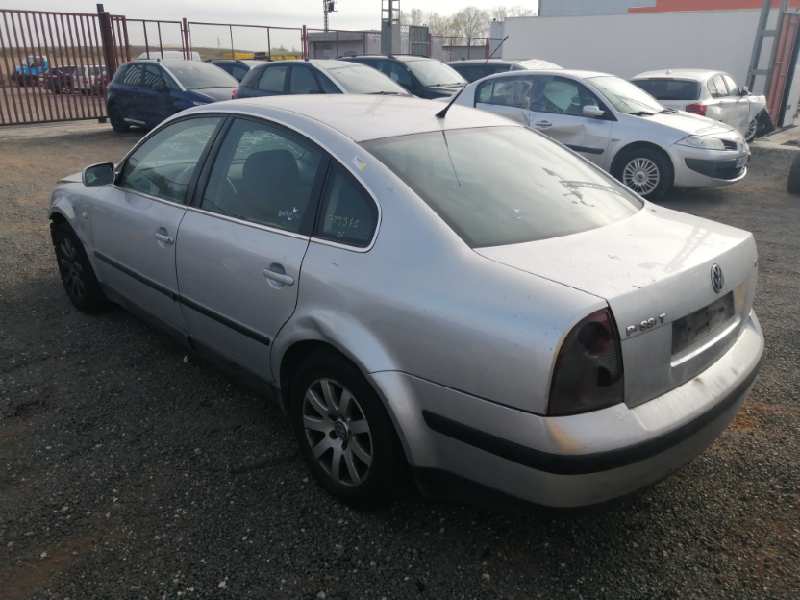 VOLKSWAGEN PASSAT BERLINA (3B3) 2000