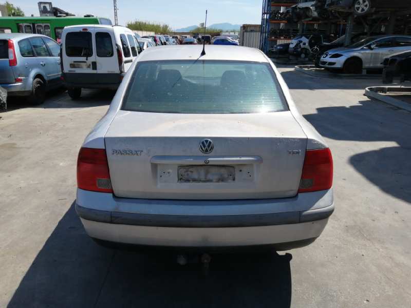 VOLKSWAGEN PASSAT BERLINA (3B2) 1996