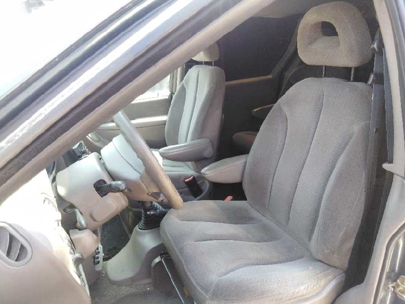 CHRYSLER VOYAGER (RG) 2001