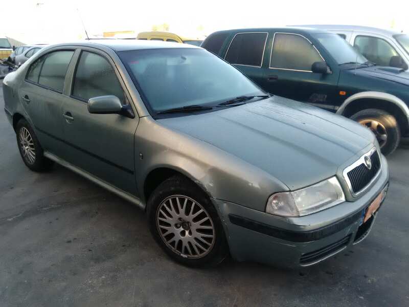 SKODA OCTAVIA BERLINA (1U2) 2000